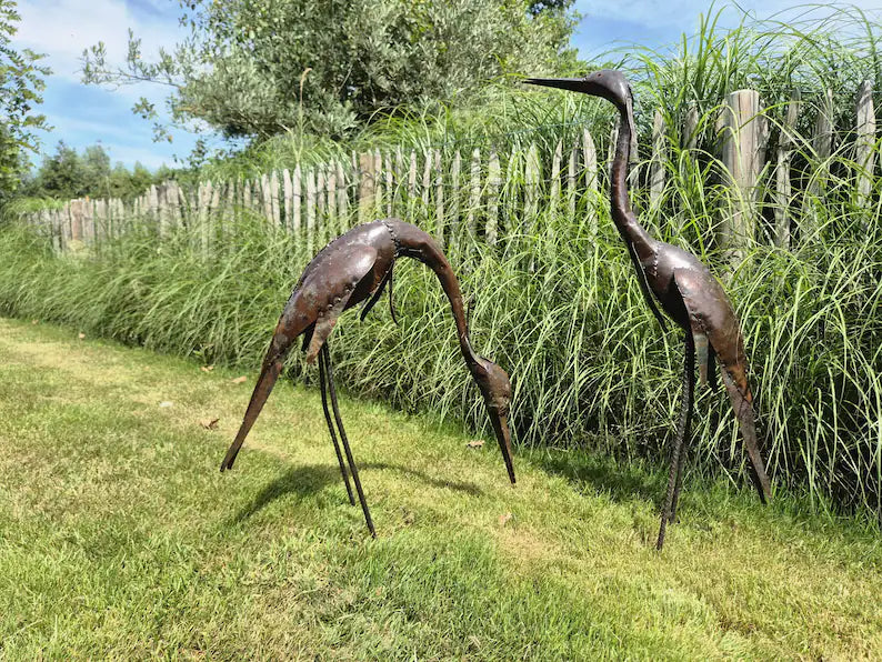 statua da giardino, aironi in metallo, airone eretto e mangiante, materiali riciclati, scultura di airone, statua da giardino, airone decorativo unico